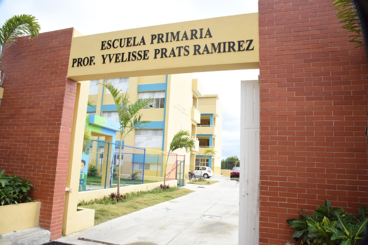  imagen Randa Rosario y Antonio Marcelino junto a dos estudiantes, durante corte de cinta en la entrada del aula. 