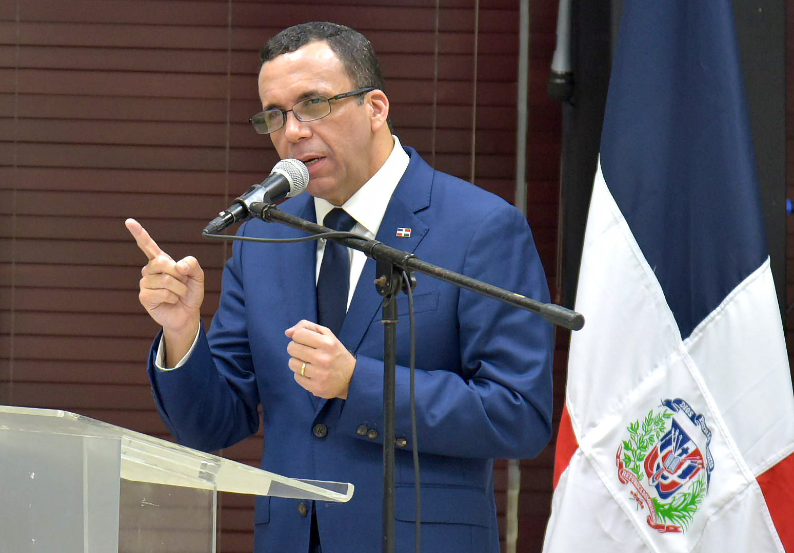  imagen Minitro Andr&eacute;s Navarro de pie junto a representastes de la Mesa de Di&aacute;logo 