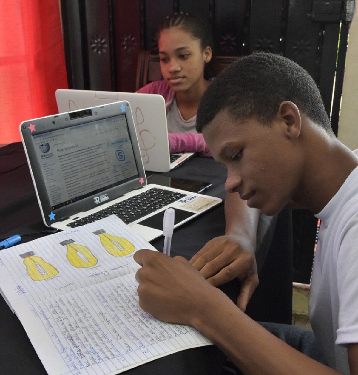  imagen En la Regional #05, de San Pedro de Macor&iacute;s, Emilia Ram&iacute;rez acompa&ntilde;&oacute; a su ni&ntilde;a Leymi Williams al primer d&iacute;a de clases desde el comedor de su casa. 