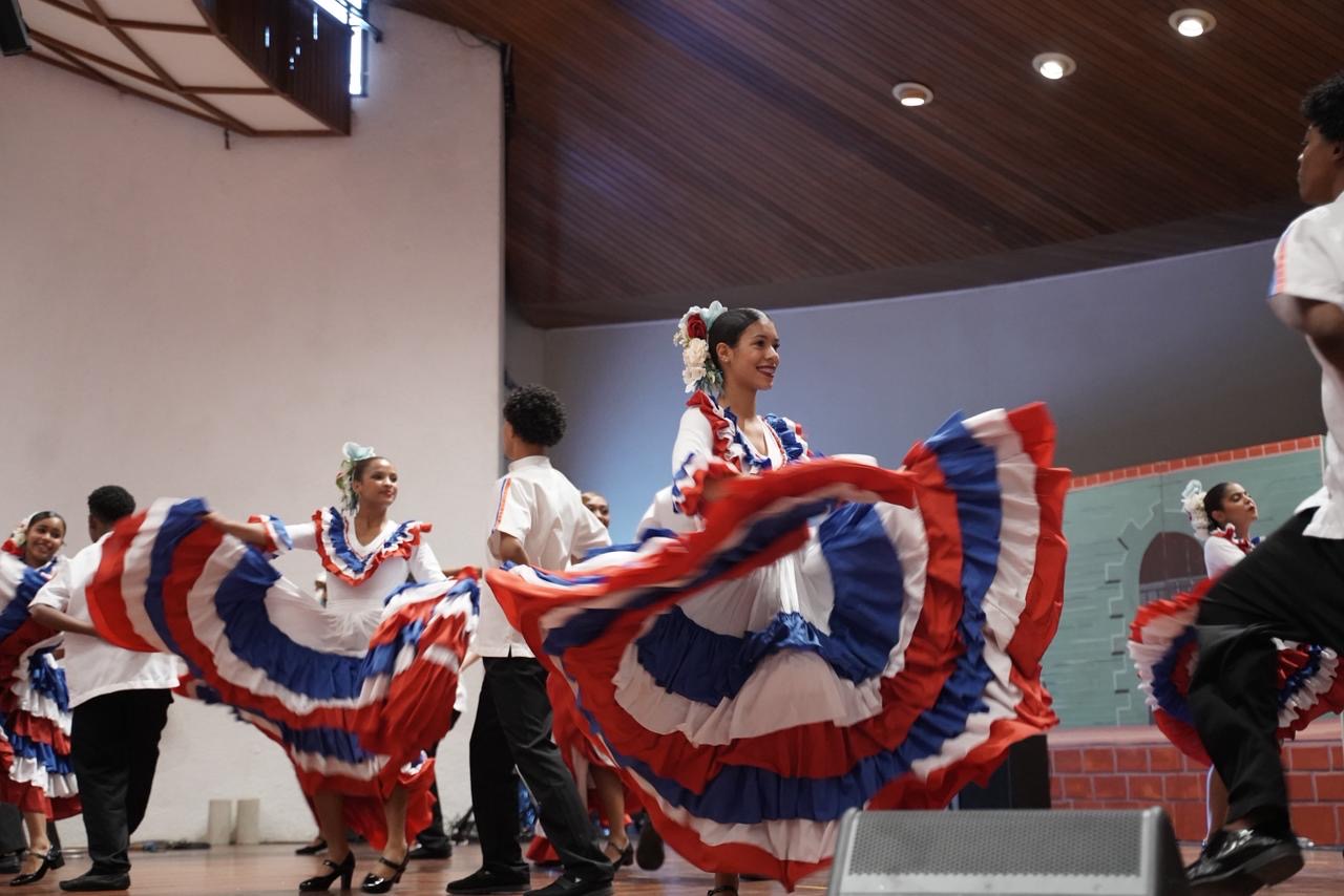  imagen Fotos de estudiantes en la Gala de Arte&nbsp; 