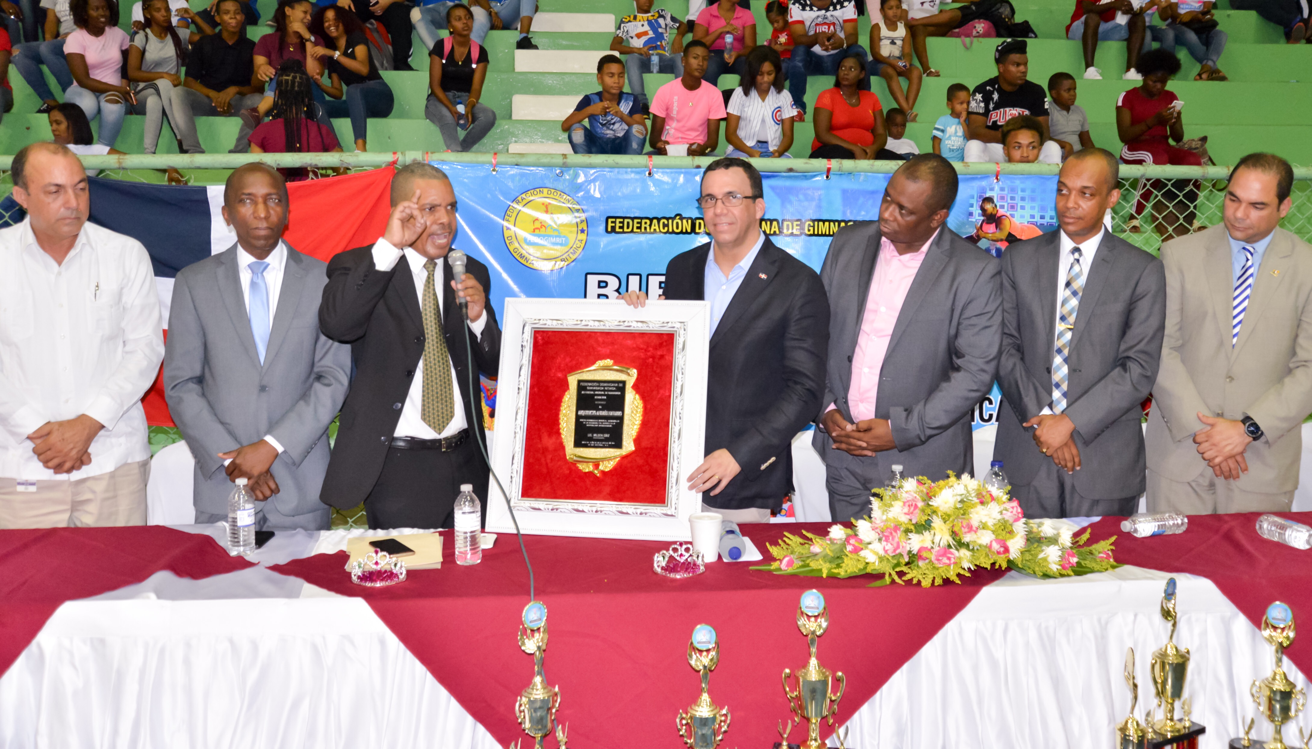  imagen Ministro Andr&eacute;s Navarro recibiendo reconocimiento en XIV Festival Gimnasiada R&iacute;tmica 2018 