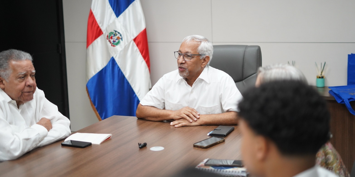 imagen &nbsp;ministro de Educaci&oacute;n, &Aacute;ngel Hern&aacute;ndez junto a estudiantes&nbsp; 