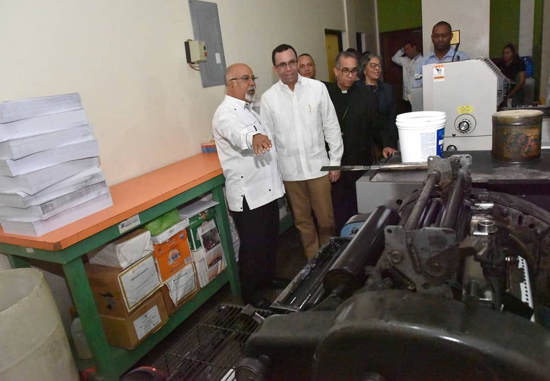  imagen Ministro Andr&eacute;s Navarro y director de las Escuelas Radiof&oacute;nicas Santa Mar&iacute;a, P. Jos&eacute; Victoriano Reyes, sentados firmando convenio de colaboraci&oacute;n para definir pol&iacute;ticas y emprender acciones conjuntas dirigidas al fortalecimiento y ampliaci&oacute;n de la educaci&oacute;n a distancia de personas j&oacute;venes y adultas. 