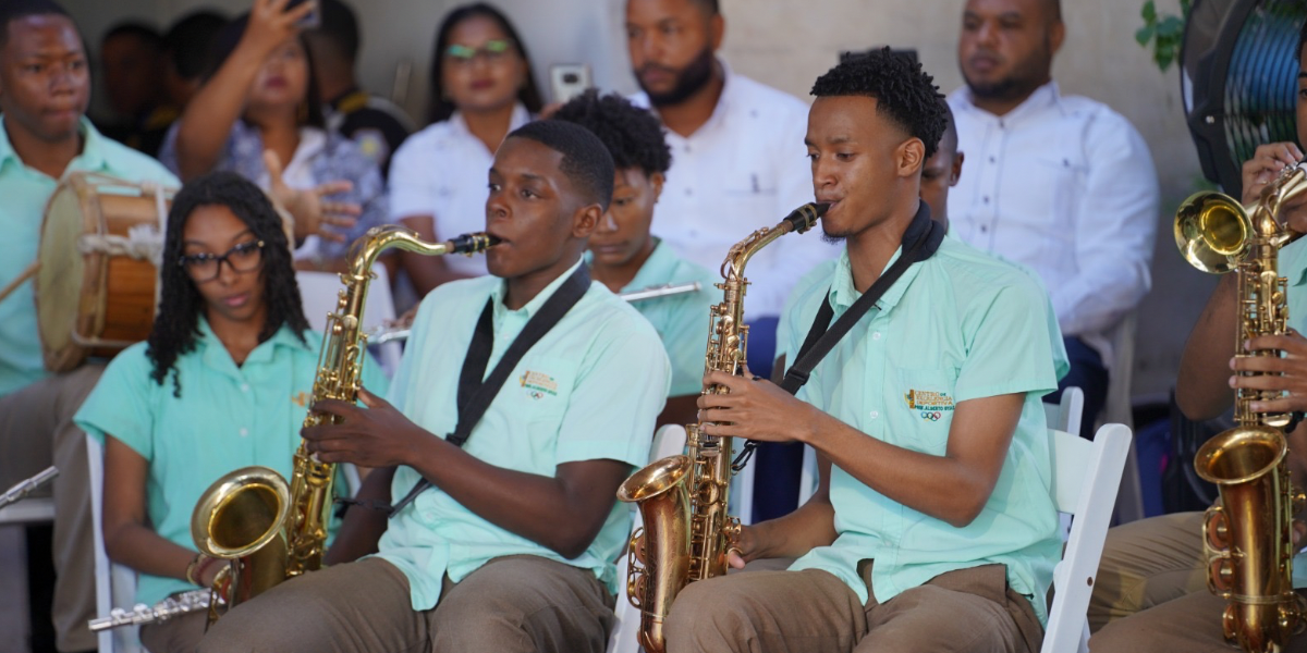  imagen Foto de estudiantes en la explanada del MINERD&nbsp; 