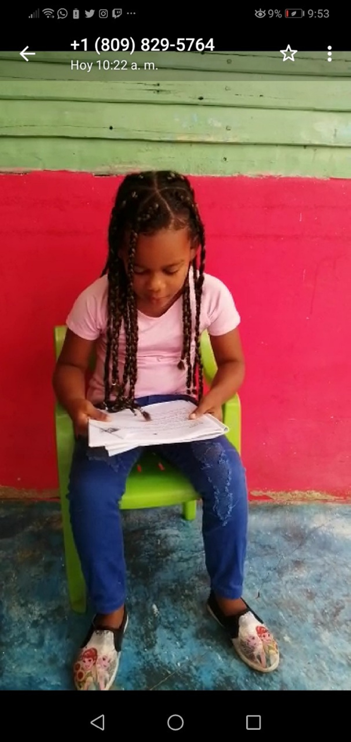  imagen La peque&ntilde;a Crisleidy, de la Regional 10 presenta de manera virtual a su maestra el resultado de su tarea: los t&iacute;teres Lolo y la Peliroja, con quienes interact&uacute;a.
&nbsp; 