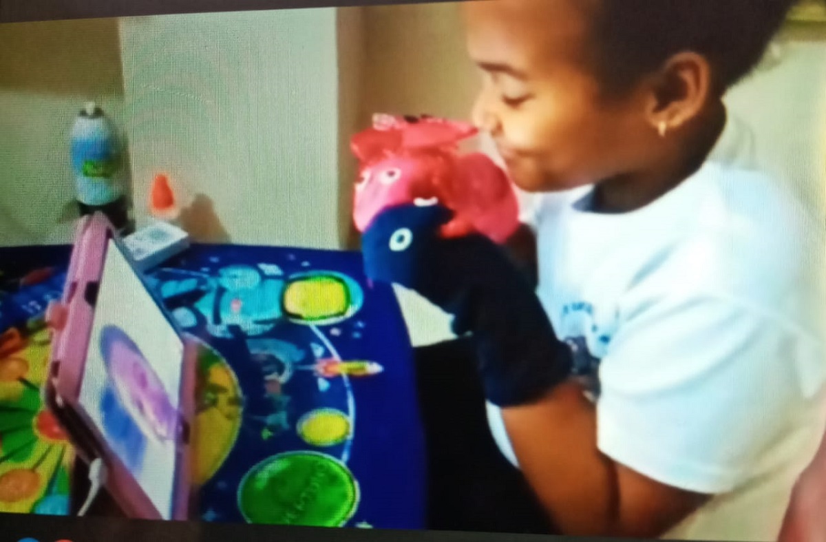  imagen La peque&ntilde;a Crisleidy, de la Regional 10 presenta de manera virtual a su maestra el resultado de su tarea: los t&iacute;teres Lolo y la Peliroja, con quienes interact&uacute;a.
&nbsp; 