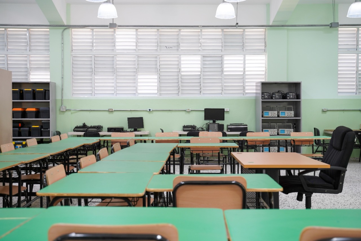  imagen Presidente y ministros de Educaci&oacute;n y Obras P&uacute;blicas entregan seis talleres t&eacute;cnicos en el Instituto Polit&eacute;cnico Industrial Don Bosco Salesiano, en Santiago. 