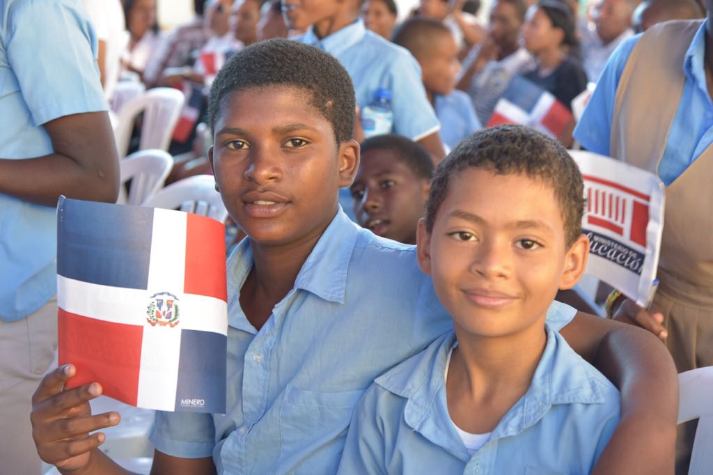  imagen Presidente Medina, Ministro Navarro junto a otras autoridades Educativas cortan cinta durante acto de inauguraci&oacute;n. 