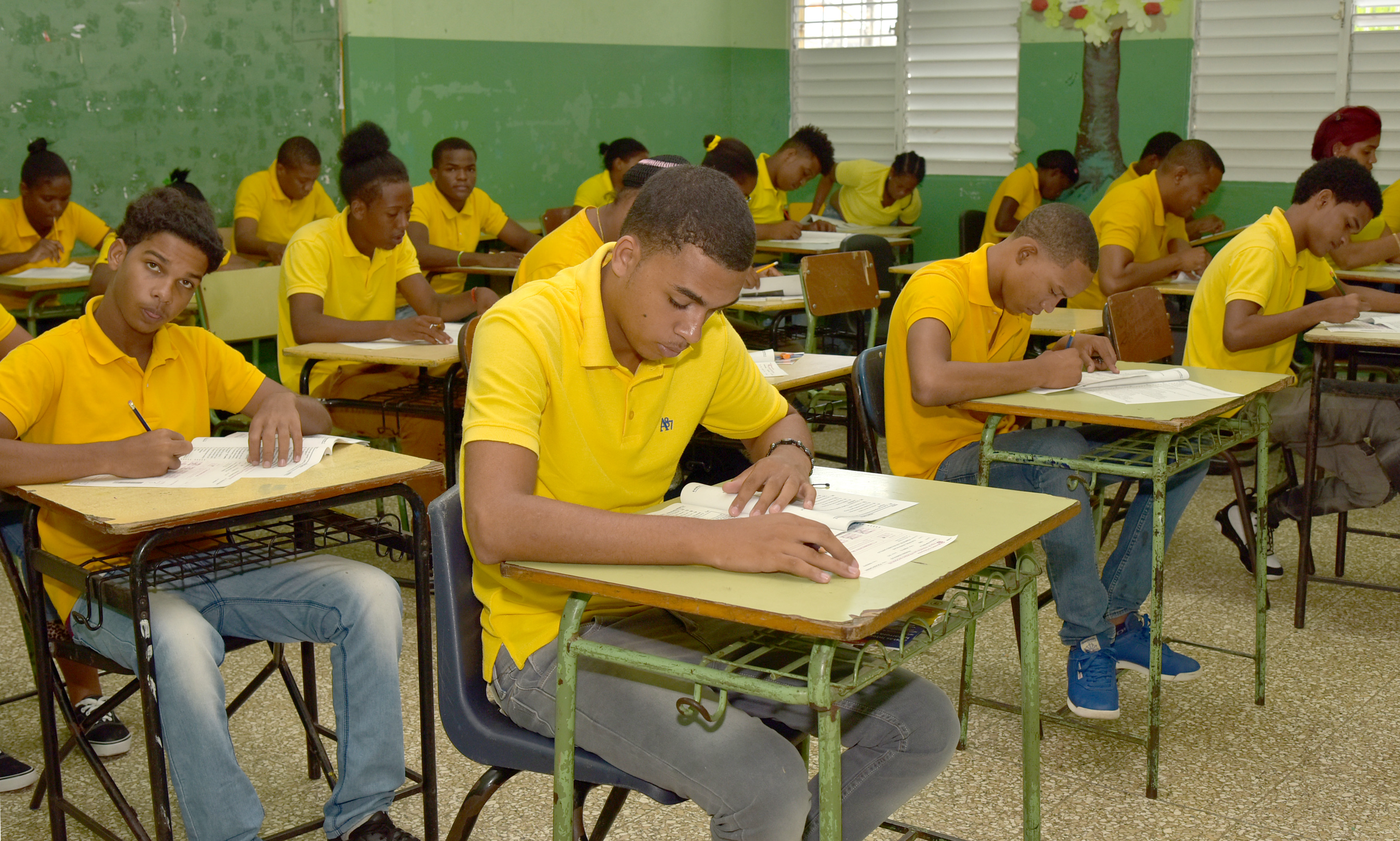  imagen Estudiante de modalidad adulta durante evaluaci&oacute;n. 