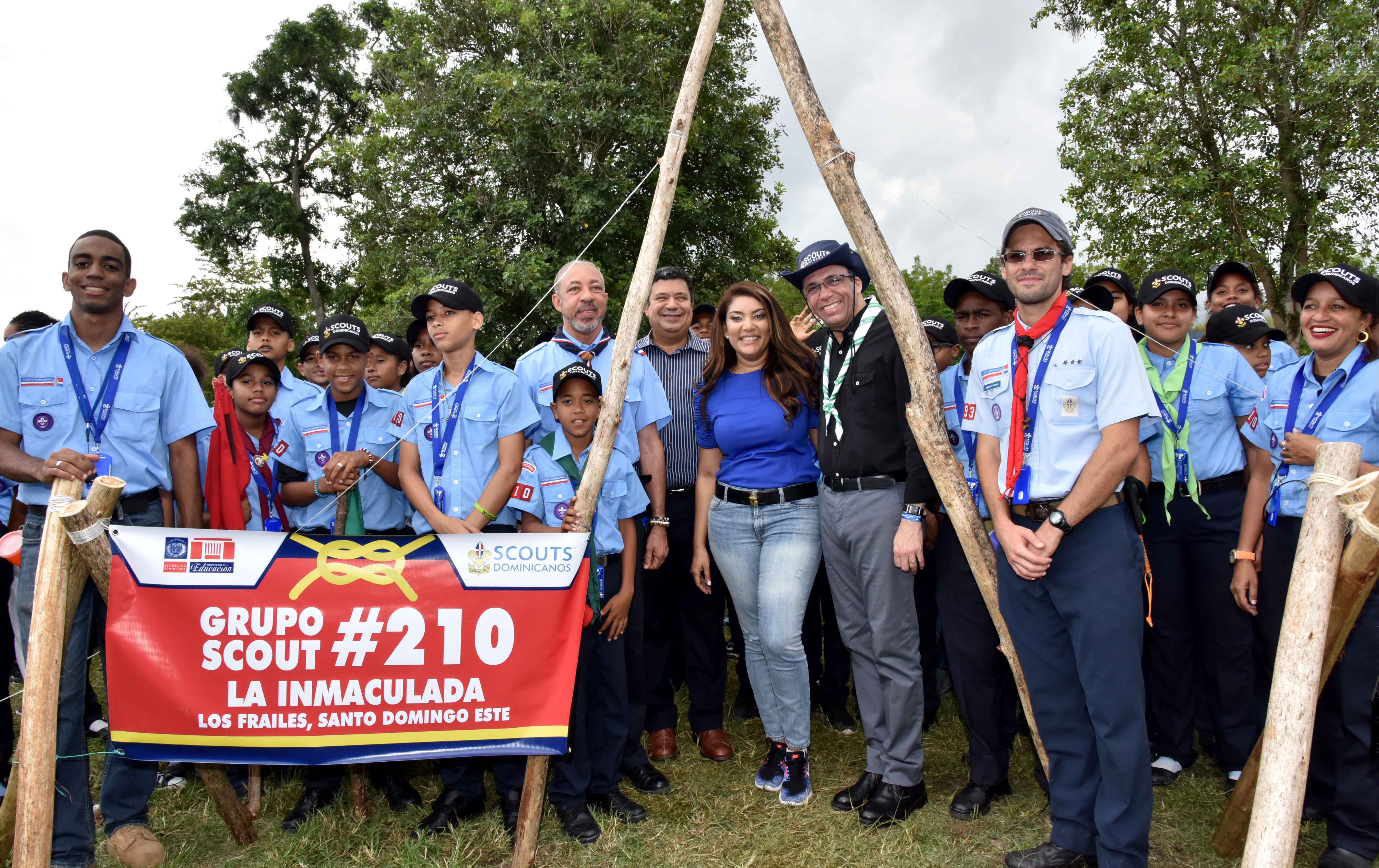  imagen Ministro Andr&eacute;s Navarro de pie estrechando saludos a joven l&iacute;der del movimiento Scouts&nbsp; 