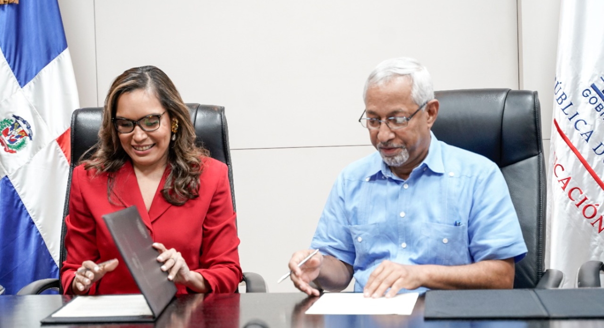  imagen Ministro de Educaci&oacute;n, &Aacute;ngel Hern&aacute;ndez reunido con Francina Hungr&iacute;a, presidente de la Fundaci&oacute;n Francina Hungr&iacute;a y Ancell Schker, viceministra de los Servicios T&eacute;cnicos y Pedag&oacute;gicos del MINERD. 