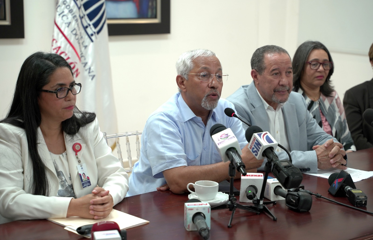  imagen Ministro de Educaci&oacute;n, &Aacute;ngel Hern&aacute;ndez junto a Oscar Amarg&oacute;s, viceministro de Supervisi&oacute;n y Control de la Calidad del Minerd y Yanile Valenzuela, directora general de la Evaluaci&oacute;n de la Calidad del Minerd. 