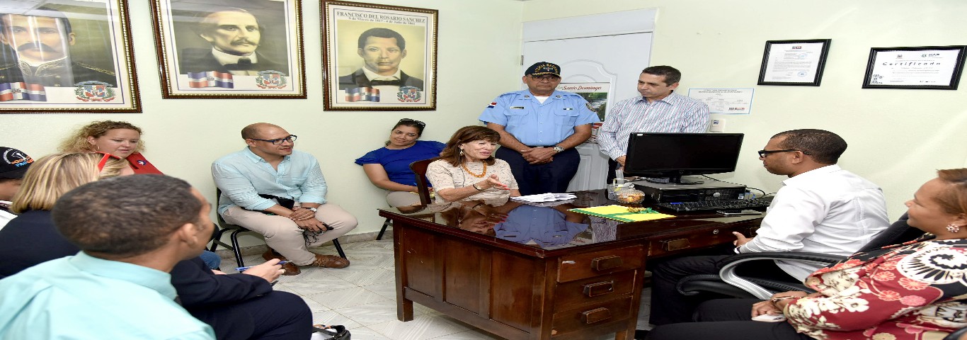  imagen Embajadora de EE.UU con la comisi&oacute;n del MINERD 