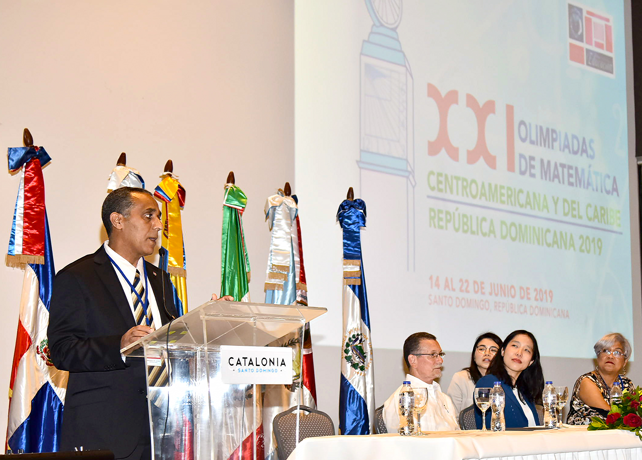  imagen Estudiantes de la delegaci&oacute;n nacional sostienen la bandera dominicana. 