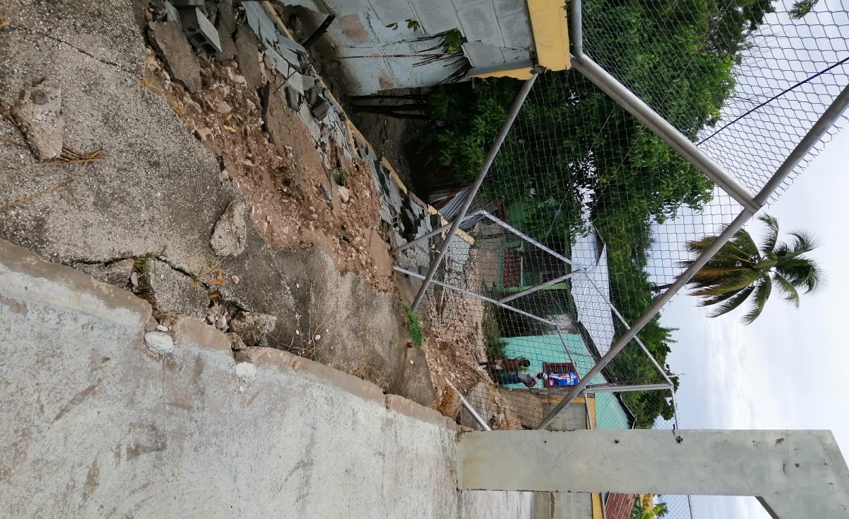  imagen Brigadas del Ministerio de Educaci&oacute;n trabajando 