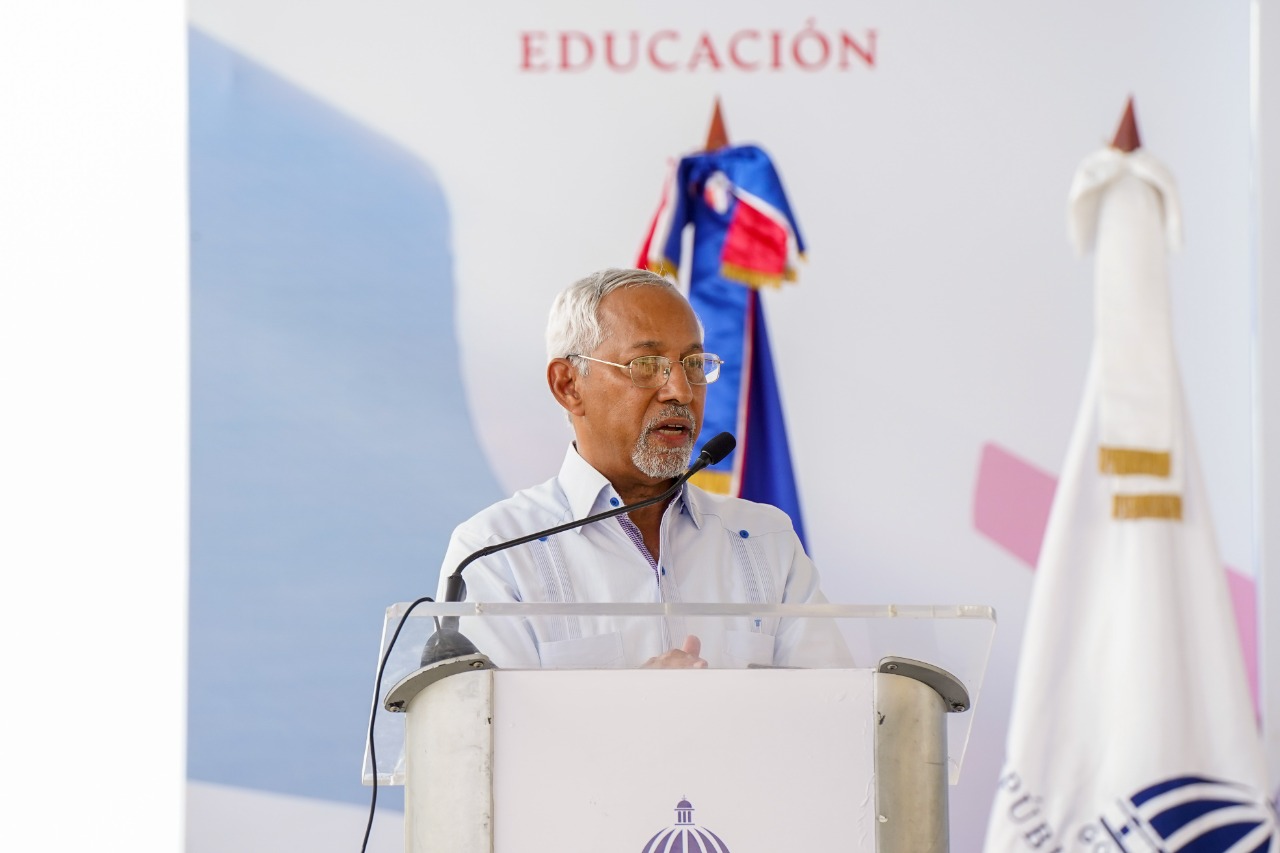  imagen Presidente Luis Abinader junto al ministro de Educaci&oacute;n,&nbsp; &Aacute;ngel Hern&aacute;ndez y&nbsp; dem&aacute;s funcionarios gubernamentales durante el corte de cinta. 