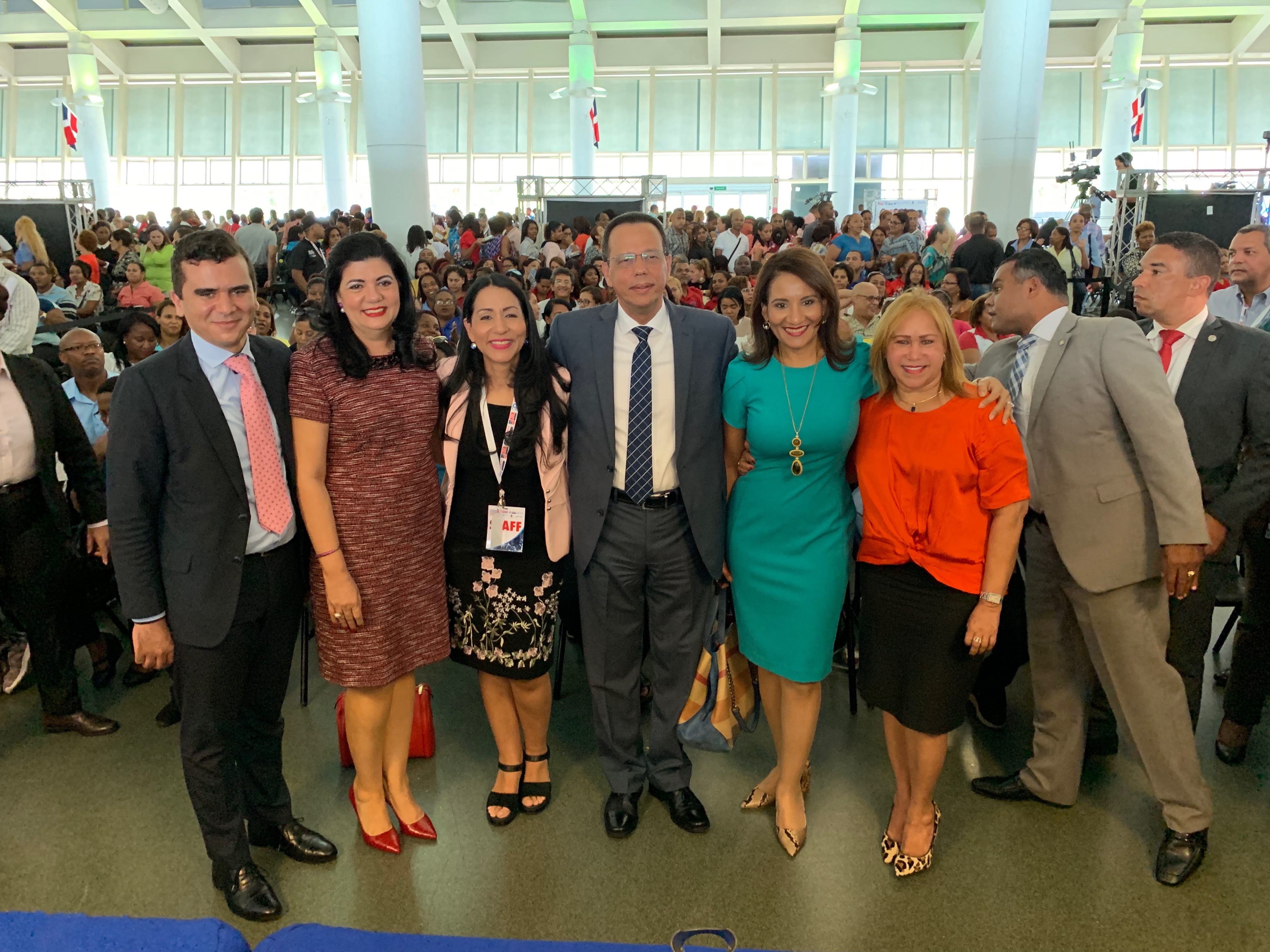  imagen Ministro detr&aacute;s de podium durante su discurso en acto de bienvenida al Programa Uno a Uno en Puerto de Sans Souci. 