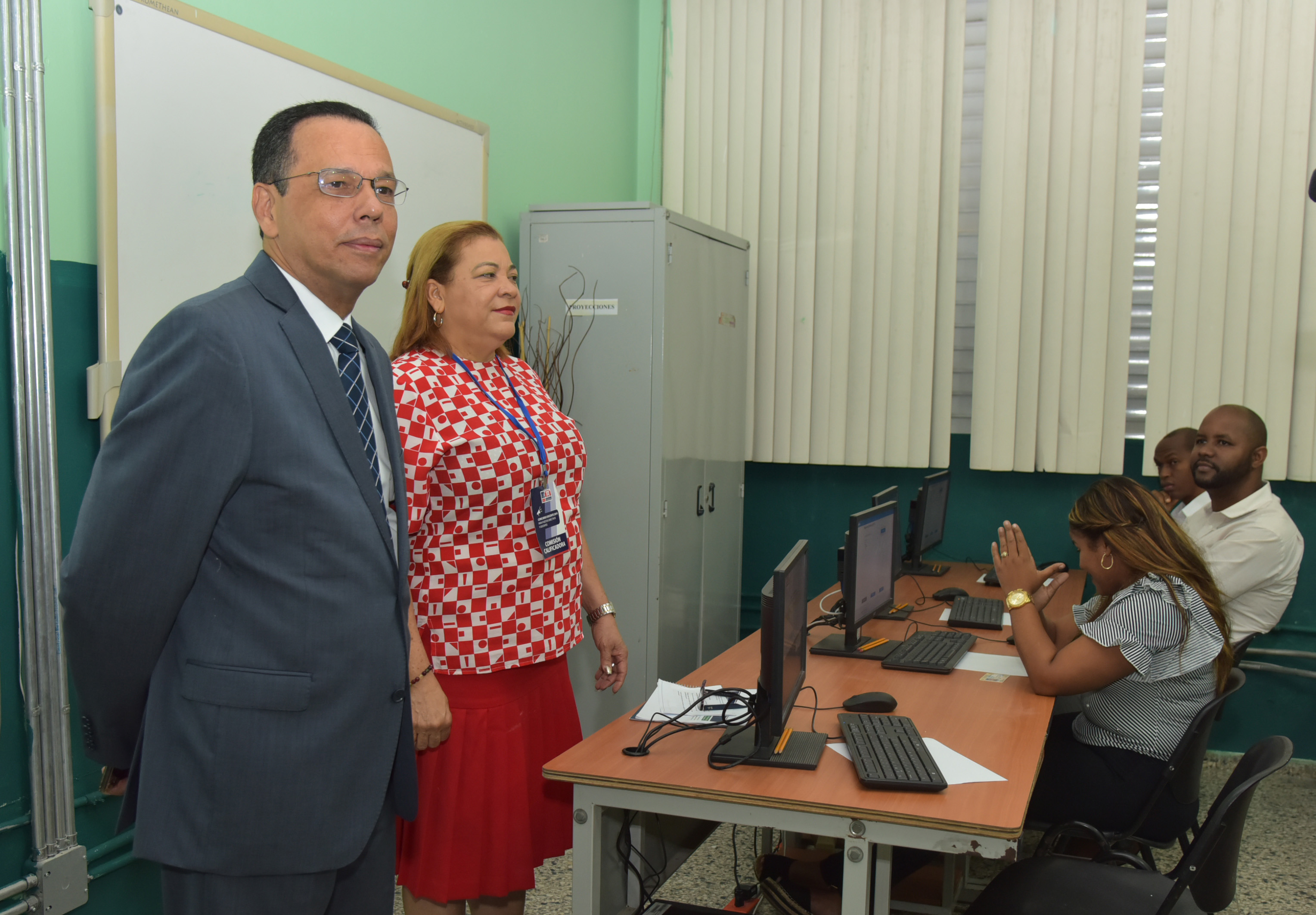  imagen Ministro de educaci&oacute;n junto a directora del Polit&eacute;cnico V&iacute;ctor Estrella Liz y otras personalidades, durante recorrido. 