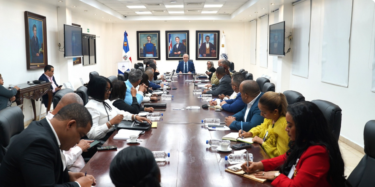  imagen Reuni&oacute;n con los directores de las 18 Regionales&nbsp; 