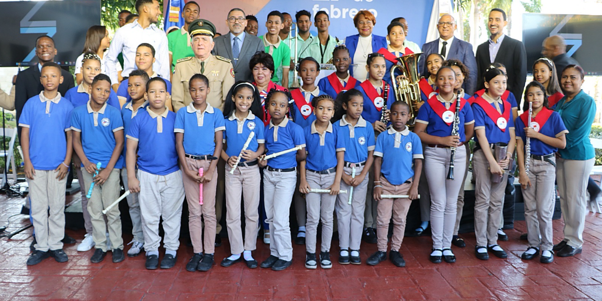  imagen Foto de estudiantes en la explanada del MINERD&nbsp; 