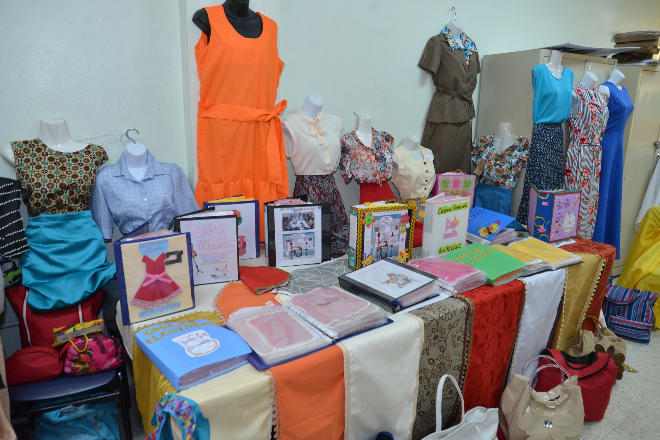  imagen Exposici&oacute;n de manualidades realizadas por diferentes participantes de las &aacute;reas t&eacute;nicas. 