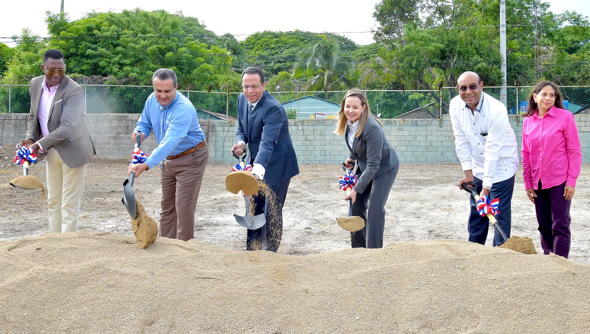  imagen Pe&ntilde;a Mirabal y ejecutivos del&nbsp;Instituto Nacional de Atenci&oacute;n Integral a la Primera Infancia (INAIPI)&nbsp;y&nbsp;de la empresa Latin American Free Zone, dieron el primer palazo 