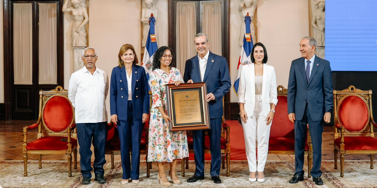  imagen Presidente Luis Abinader y ministro de Educaci&oacute;n, &Aacute;ngel Hern&aacute;ndez 