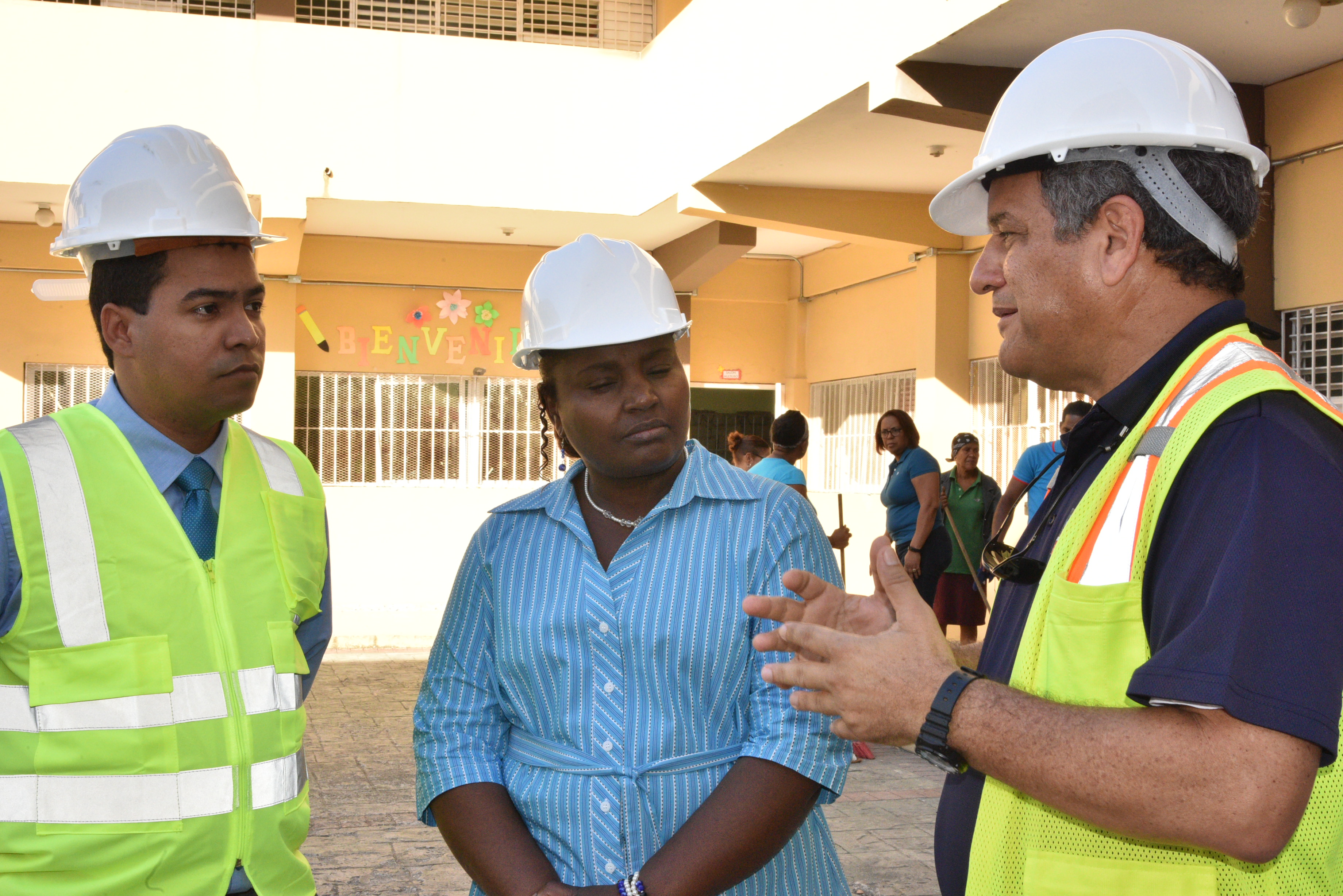  imagen Comisi&oacute;n del Ministerio de Educaci&oacute;n de pie supervisando reparaci&oacute;n de centro educativo afectado por explosi&oacute;n de f&aacute;brica de pl&aacute;stico Polyplas 