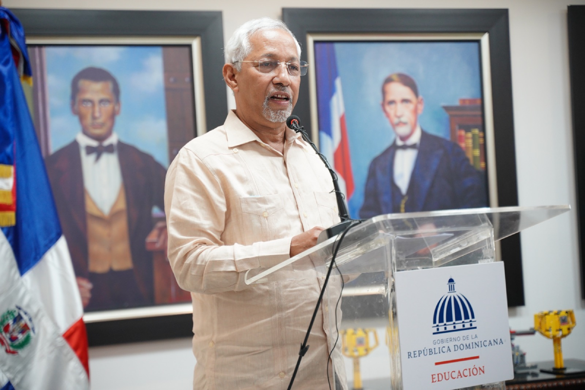  imagen Ministro de Educaci&oacute;n, &Aacute;ngel Hern&aacute;ndez comparte con estudiantes que participaron en la competencia internacional First Lego League (FLL). 