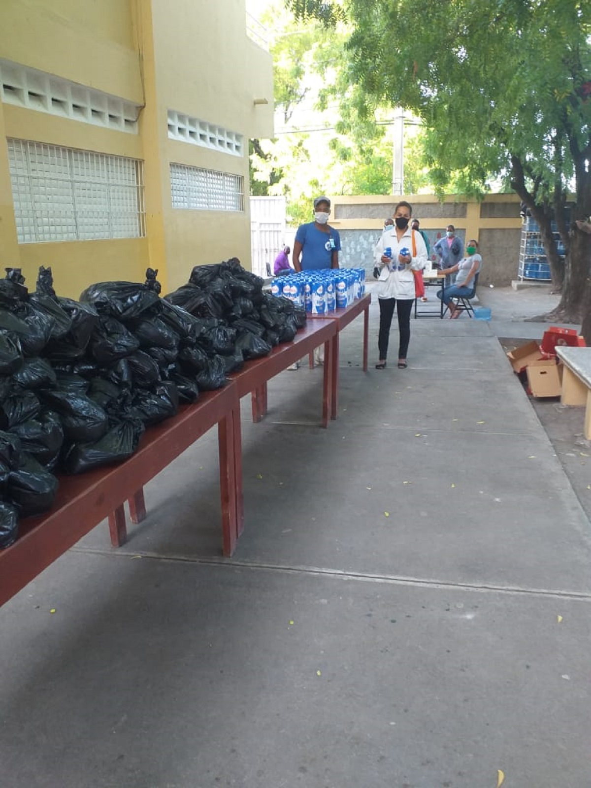  imagen Personal del MINERD hace entrega de las donaciones 
