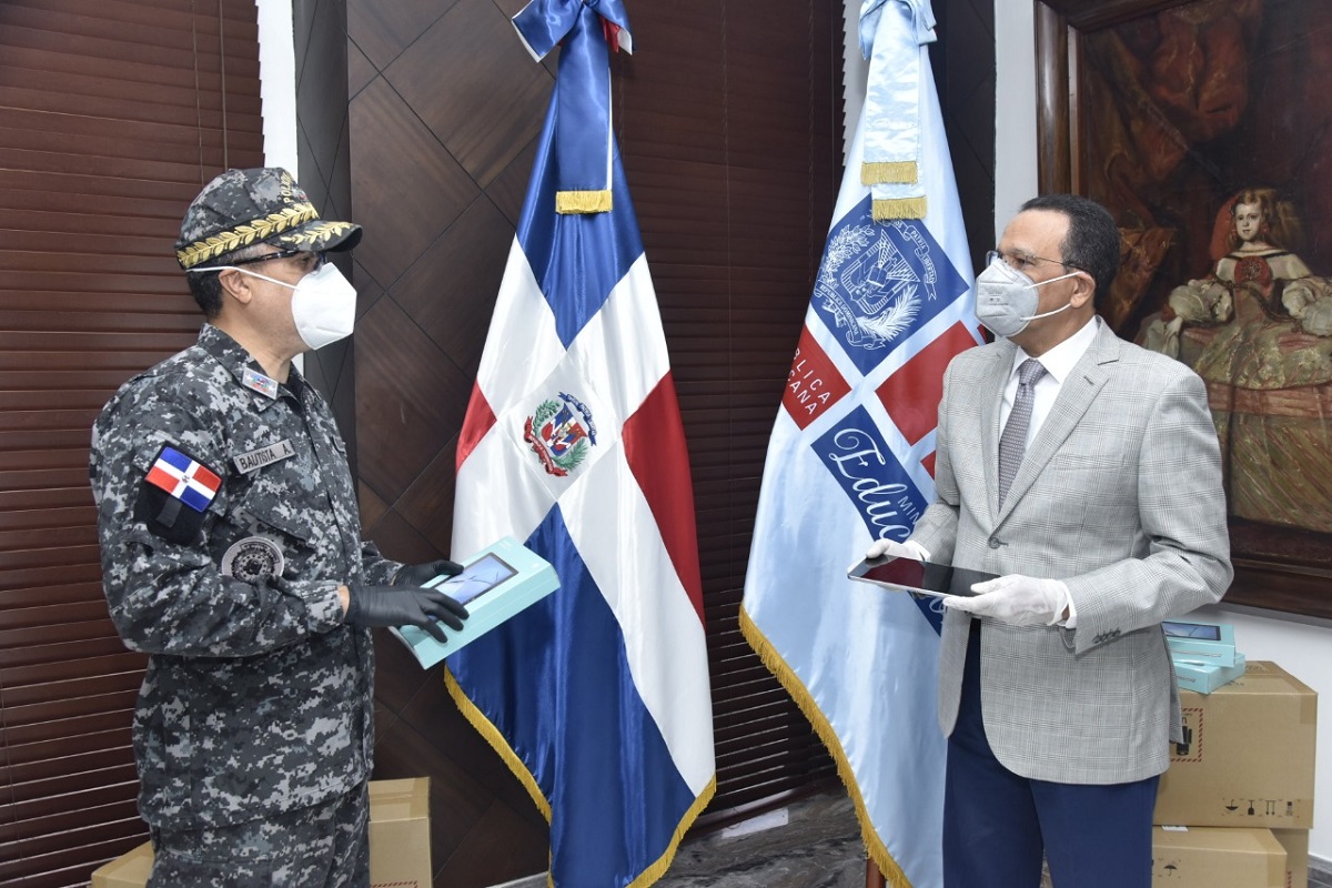  imagen Ministro Pe&ntilde;a Mirabal&nbsp;haciendo entrega de las tablets.
&nbsp; 