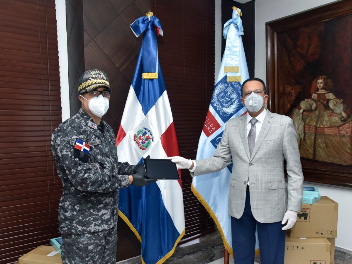  imagen Ministro Pe&ntilde;a Mirabal&nbsp;haciendo entrega de las tablets.
&nbsp; 