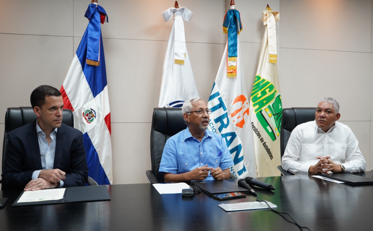  imagen Ministro &Aacute;ngel Hern&aacute;ndez, y los directores de la OMSA y del INTRANT, Radham&eacute;s Gonz&aacute;lez y Hugo Beras.&nbsp; 