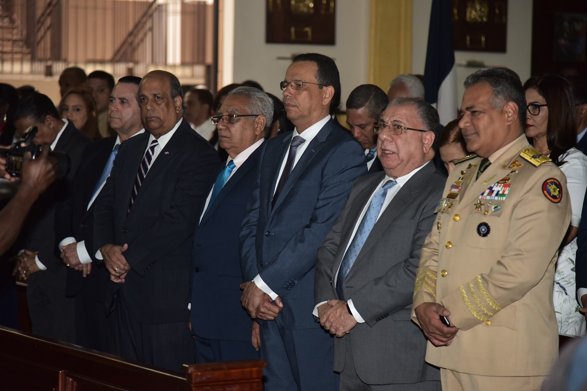  imagen El ministro de Educaci&oacute;n, acompa&ntilde;&oacute; al ministro de Interior y Polic&iacute;a, Jos&eacute; Ram&oacute;n-Monchy- Fadul, quien estuvo representando al presidente de la Rep&uacute;blica, Danilo Medina, en los actos que iniciaron con el enhestamiento de la Bandera Nacional y los &nbsp;honores de estilo, a cargo de una compa&ntilde;&iacute;a conjunta compuesta por cuatro pelotones del Ej&eacute;rcito de la Rep&uacute;blica Dominicana (E. R. D.), la Armada Dominicana (A. R. D.), la Fuerza A&eacute;rea Dominicana (FARD), la Polic&iacute;a Nacional (P. N.), y la Banda de M&uacute;sica Municipal, seguidos por la lectura de la Orden del D&iacute;a. 