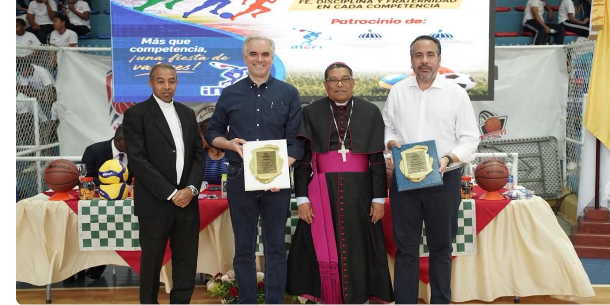  imagen De Camps fue reconocido por su compromiso con la formaci&oacute;n integral de los estudiantes. 