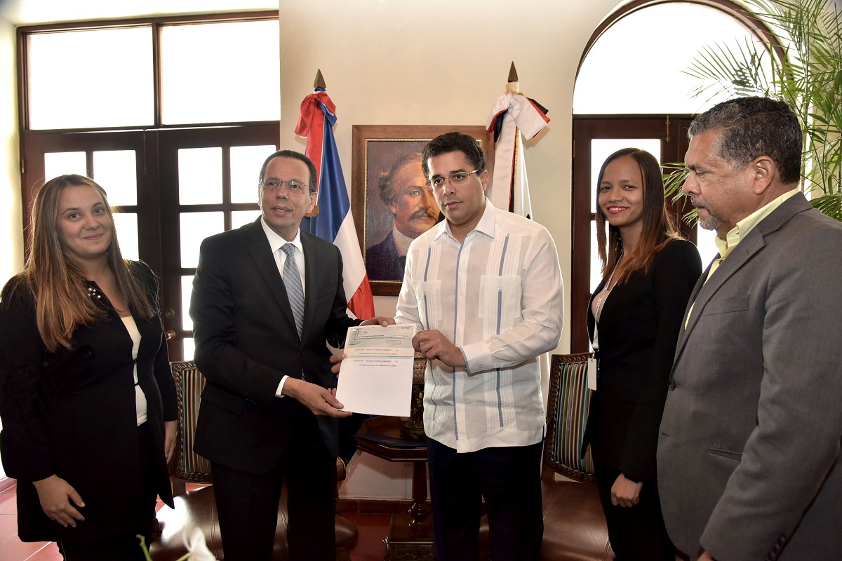  imagen Ministro Pe&ntilde;a Mirabal y Alcalde David Collado 