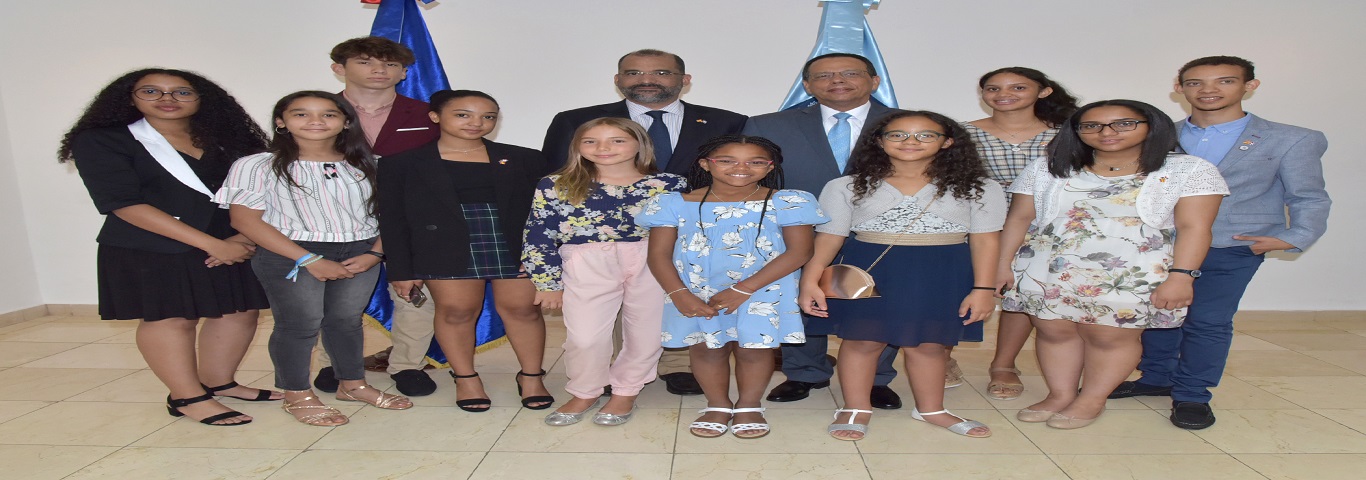  imagen Ministro de educaci&oacute;n junto a estudiantes meritorios residentes en Espa&ntilde;a. 