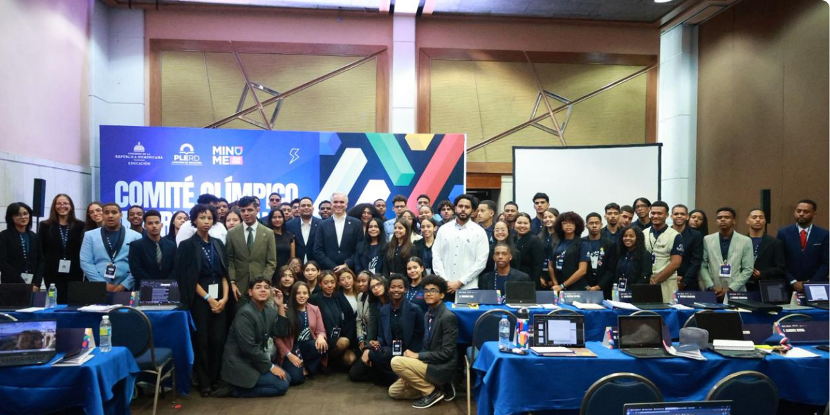  imagen Ministro de educaci&oacute;n comparte con estudiantes&nbsp; 