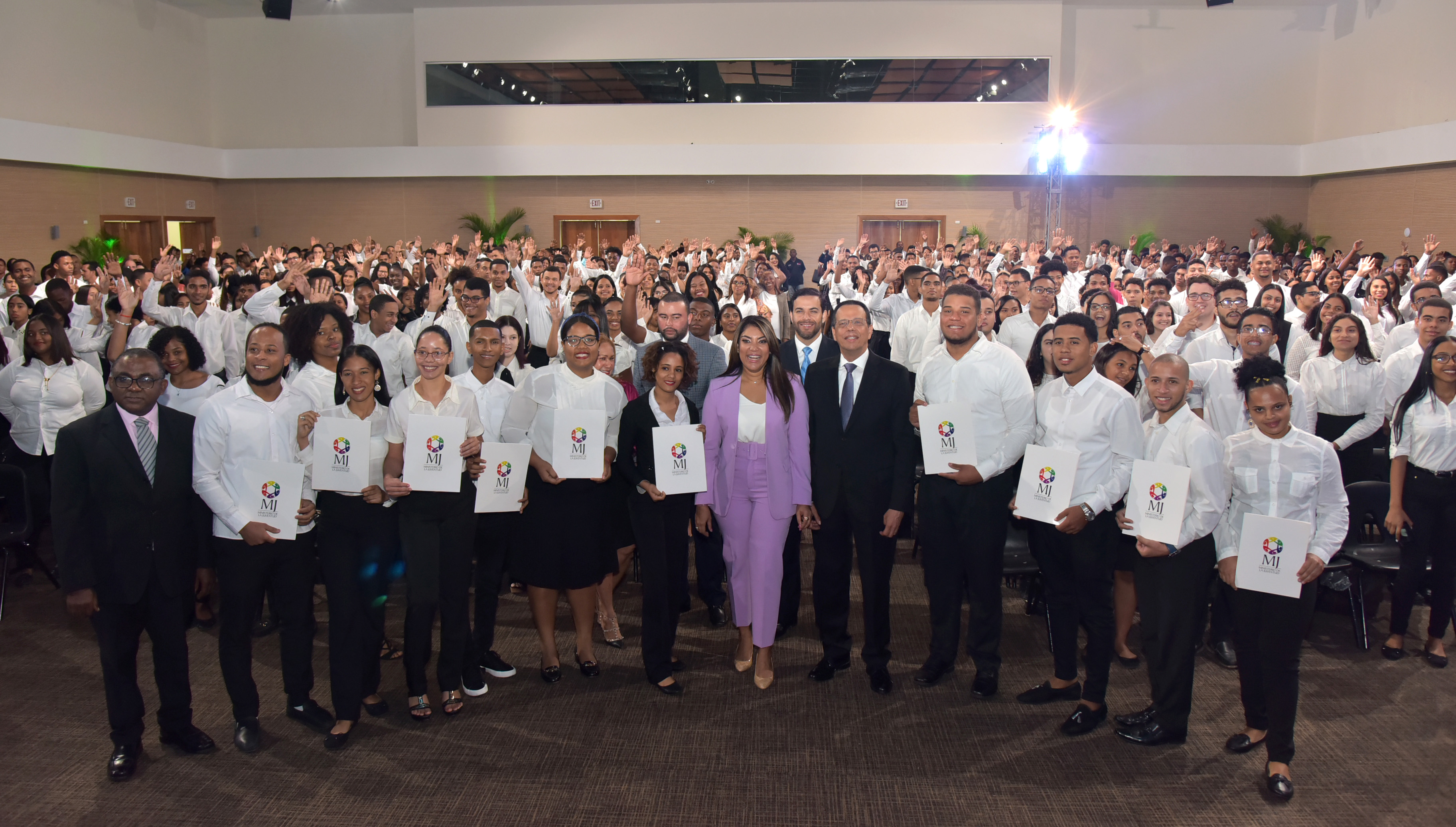  imagen Los ministros de Educaci&oacute;n, Antonio Pe&ntilde;a Mirabal, y de la Juventud, Robianny Balc&aacute;cer, en el acto de entrega de becas a estudiantes de excelencia en el marco del convenio entre el MINERD y el Ministerio de la Juventud. 