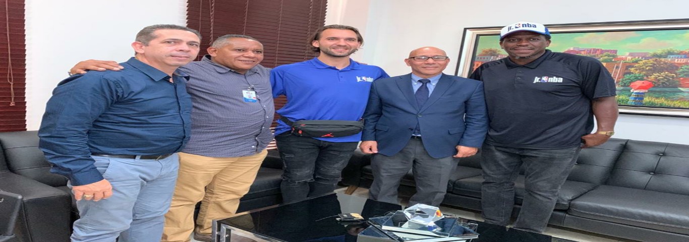  imagen Funcionarios del MINERD posan con ex NBA 