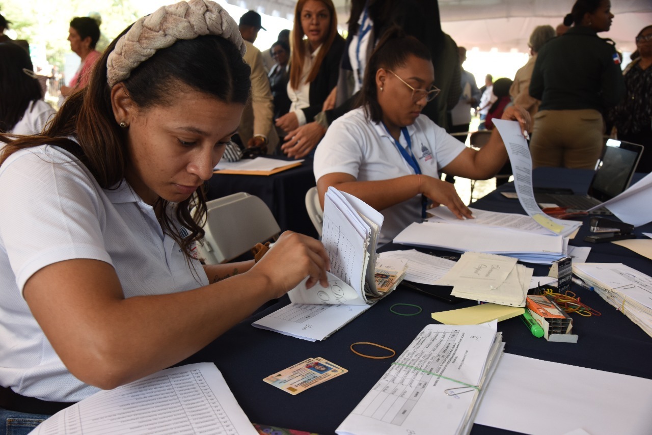  imagen Directora de Recursos Humanos habla a la prensa.
&nbsp; 
