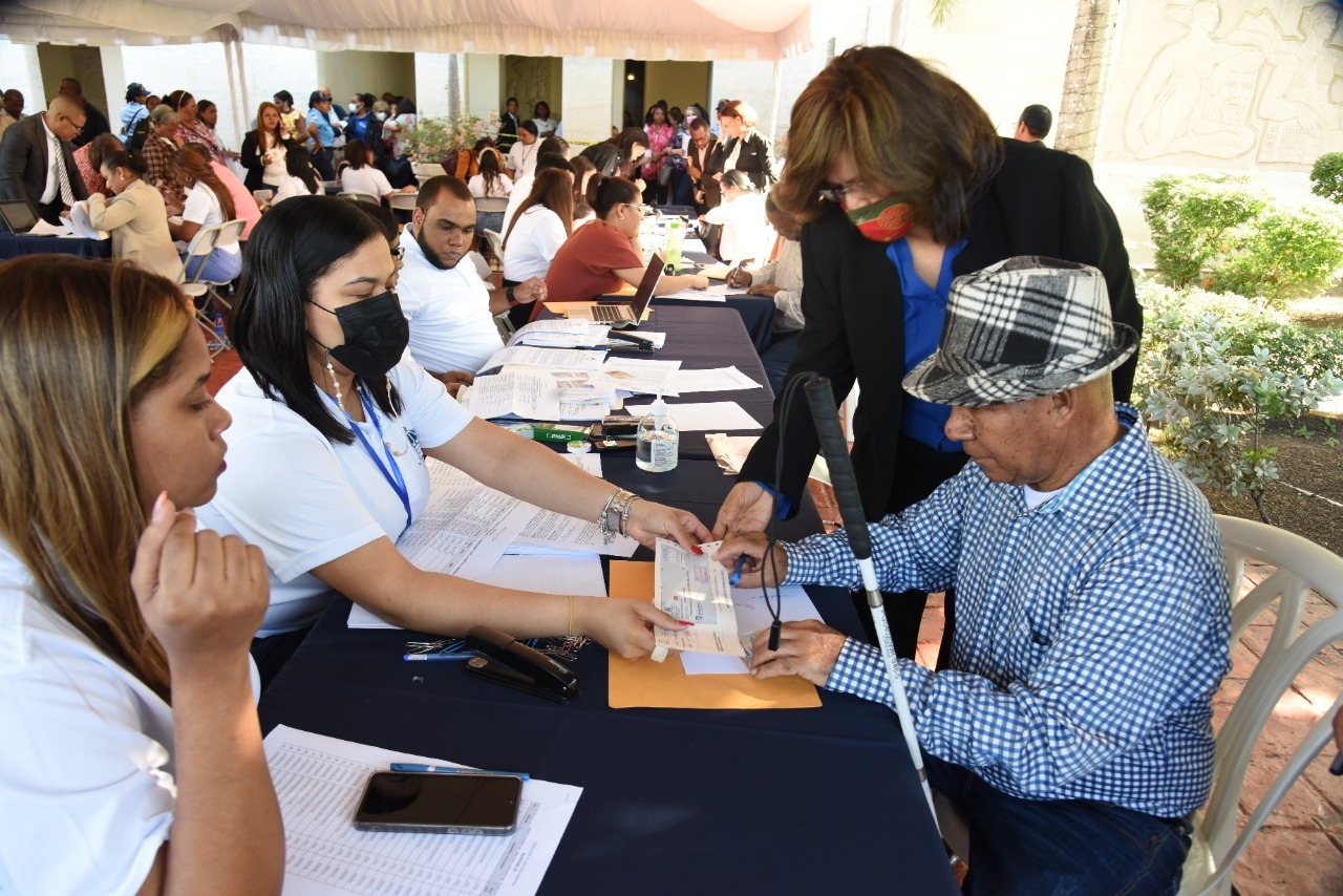  imagen Directora de Recursos Humanos habla a la prensa.
&nbsp; 
