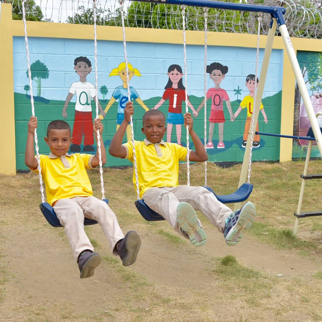  imagen Presidente Danilo Medina de pie cortando cinta junto a Ministro Antonio Pe&ntilde;a Mirabal y dem&aacute;s autoridades educativas en acto de entrega de nuevas aulas para Partido en Dajab&oacute;n&nbsp; 