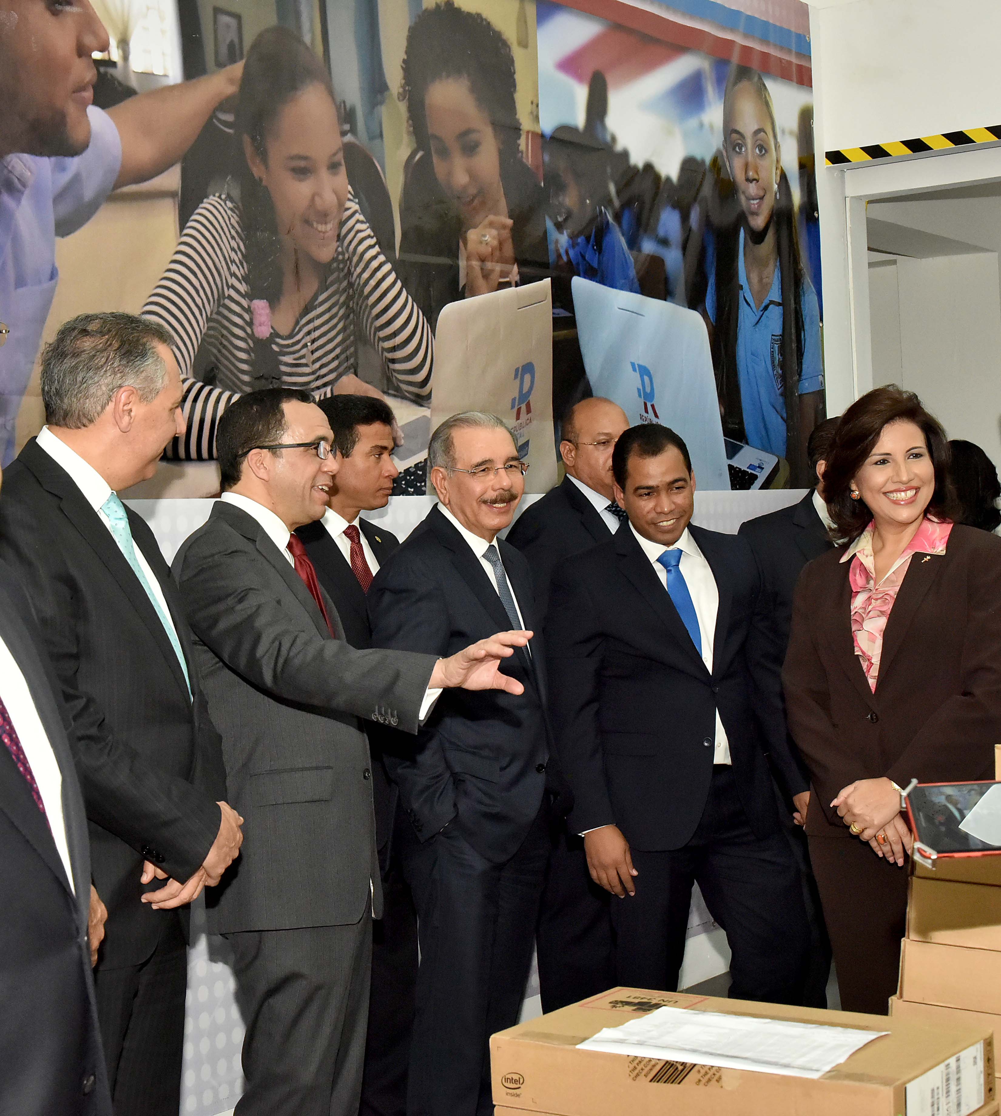  imagen Ministro Andr&eacute;s Navarro de pie junto al presidente Danilo Medina, Vicepresidenta de la Rp&uacute;blica&nbsp; y autoridades de Esado recorriendo intalaciones de Rep&uacute;blica Digital Educaci&oacute;n 
