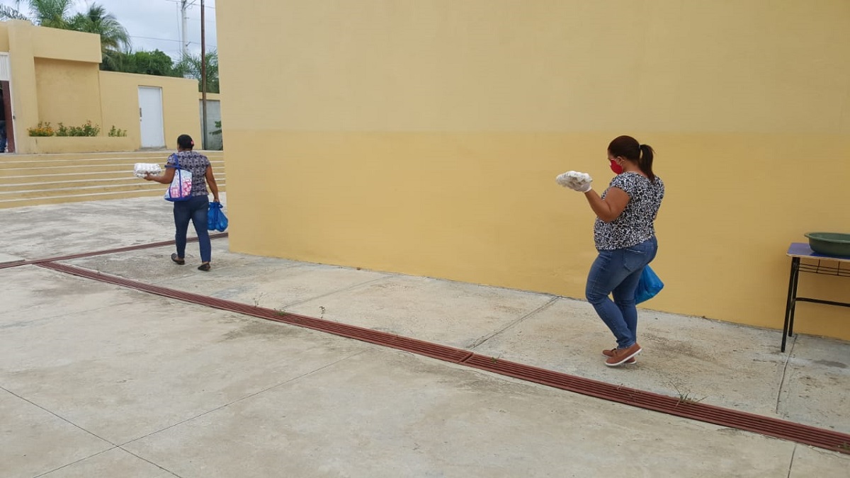  imagen El proceso estuvo encabezado por la directora del centro profesora Nancy Medina, acompa&ntilde;ada de personal administrativo, miembros de la Polic&iacute;a Escolar y de la Asociaci&oacute;n de Padres, Madres y Amigos de la Escuela (APMAE), quienes mostraron su satisfacci&oacute;n de poder entregar los alimentos en un ambiente de completo orden en el que se respet&oacute; el protocolo establecido por las autoridades de salud para evitar la propagaci&oacute;n del COVID-19.
&nbsp; 