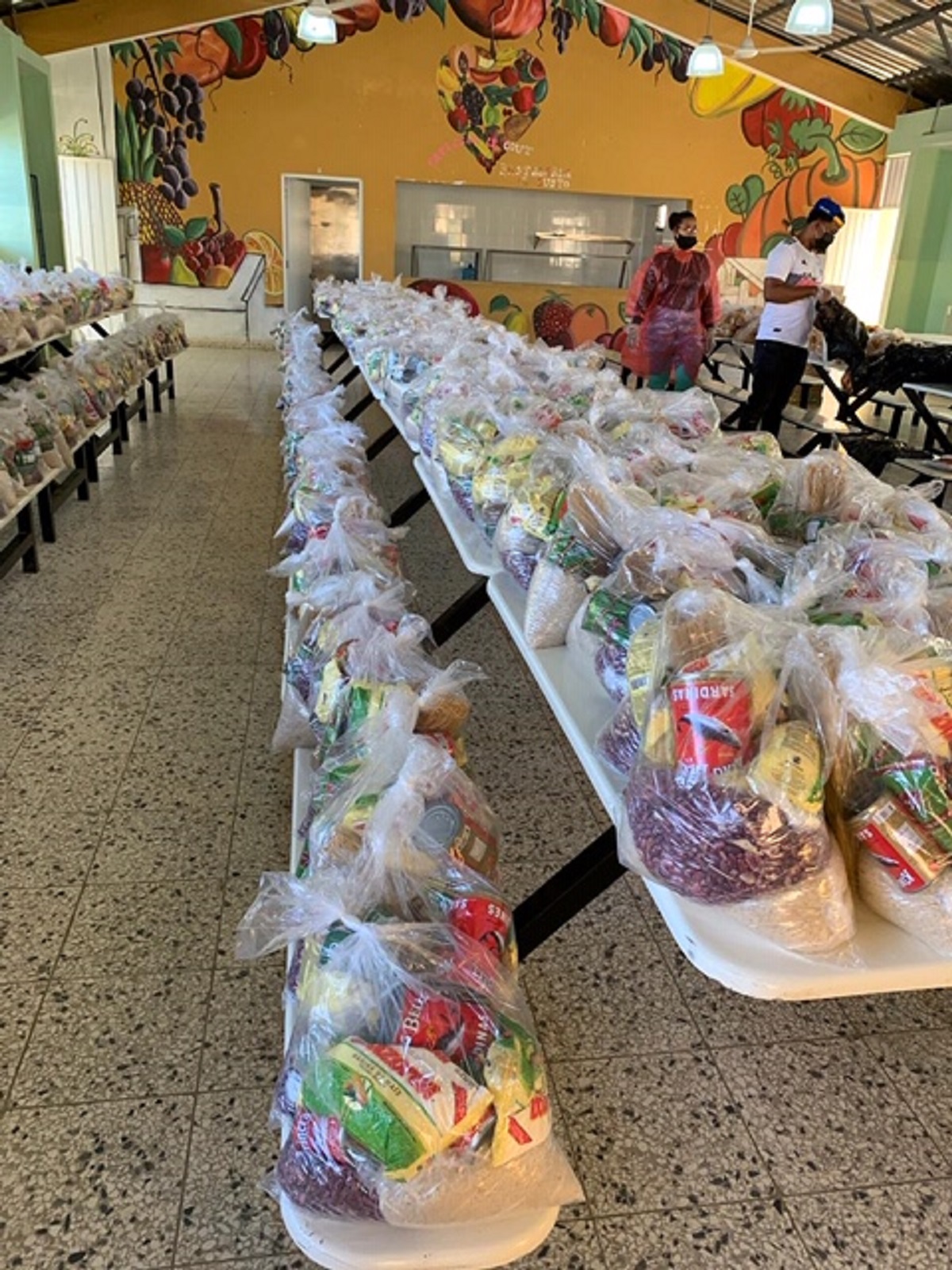  imagen Personal del MINERD entregando las raciones alimenticias 