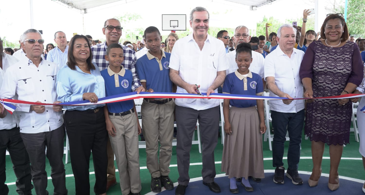 imagen Presidente Luis Abinader inaugurando escuela junto al ministro de Educaci&oacute;n, &Aacute;ngel Hern&aacute;ndez, Deligne Ascensi&oacute;n, ministro de Obras p&uacute;blicas y otras autoridades gubernamentales. 