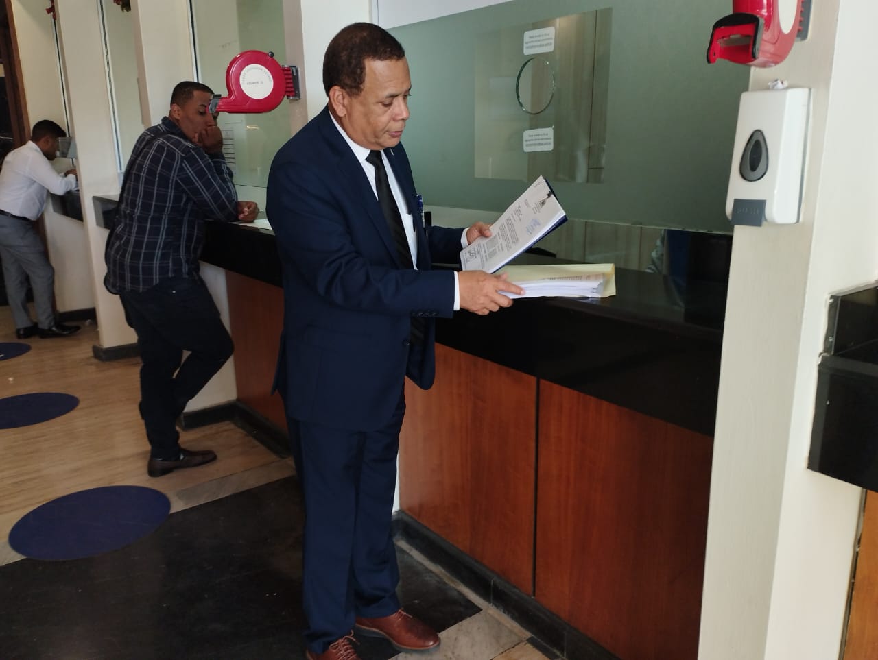  imagen Consultor Jur&iacute;dico del MINERD frente a ventanilla "Despacho y correspondencia" de la&nbsp;Procuradur&iacute;a General de la Rep&uacute;blica. 