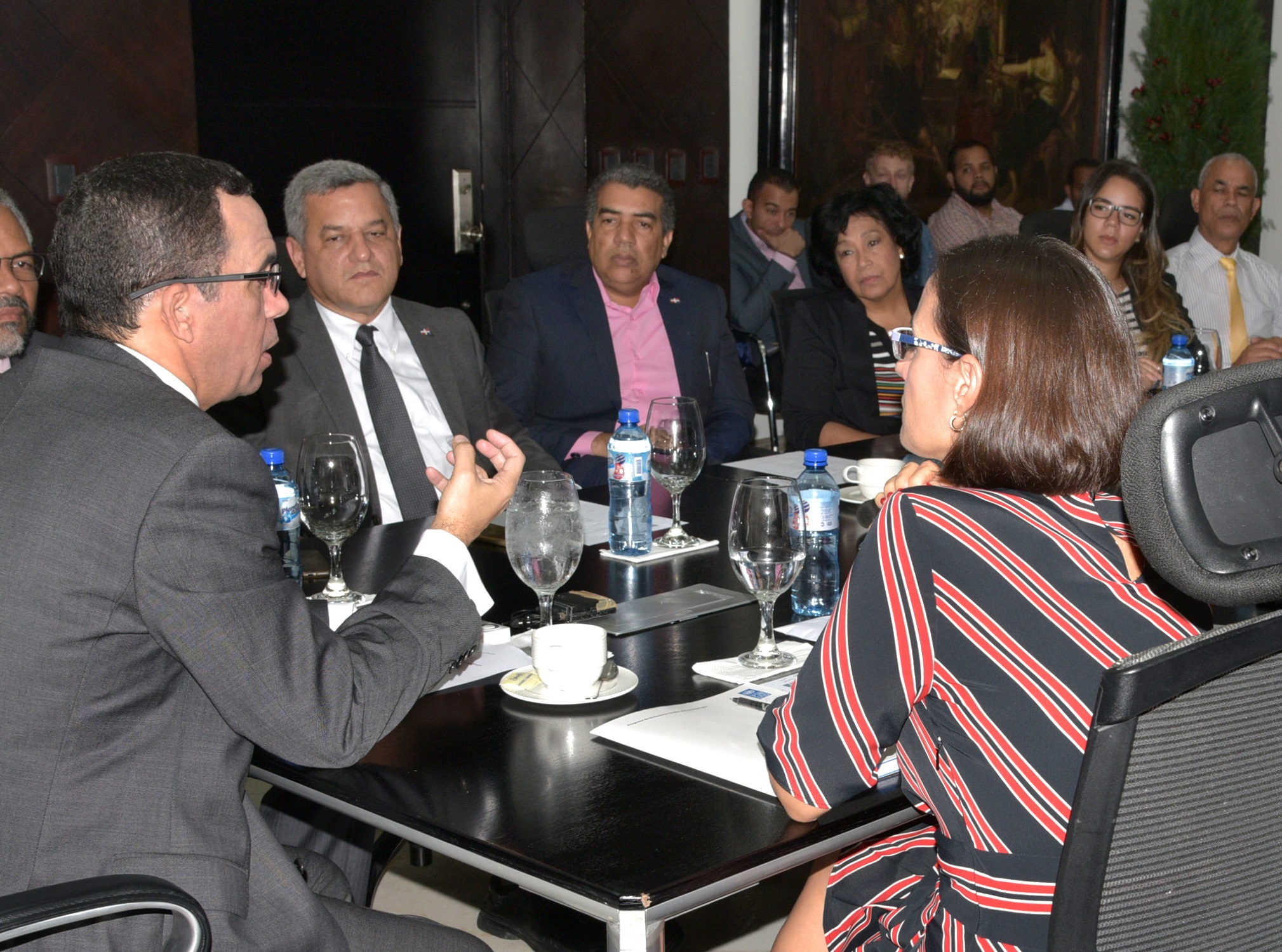  imagen Ministro Andr&eacute;s Navarro de pie junto a representante adjunta del PNUD Luciana Marmet sosteniendo manual del plan de gesti&oacute;n ambiental y riesgos.&nbsp; 