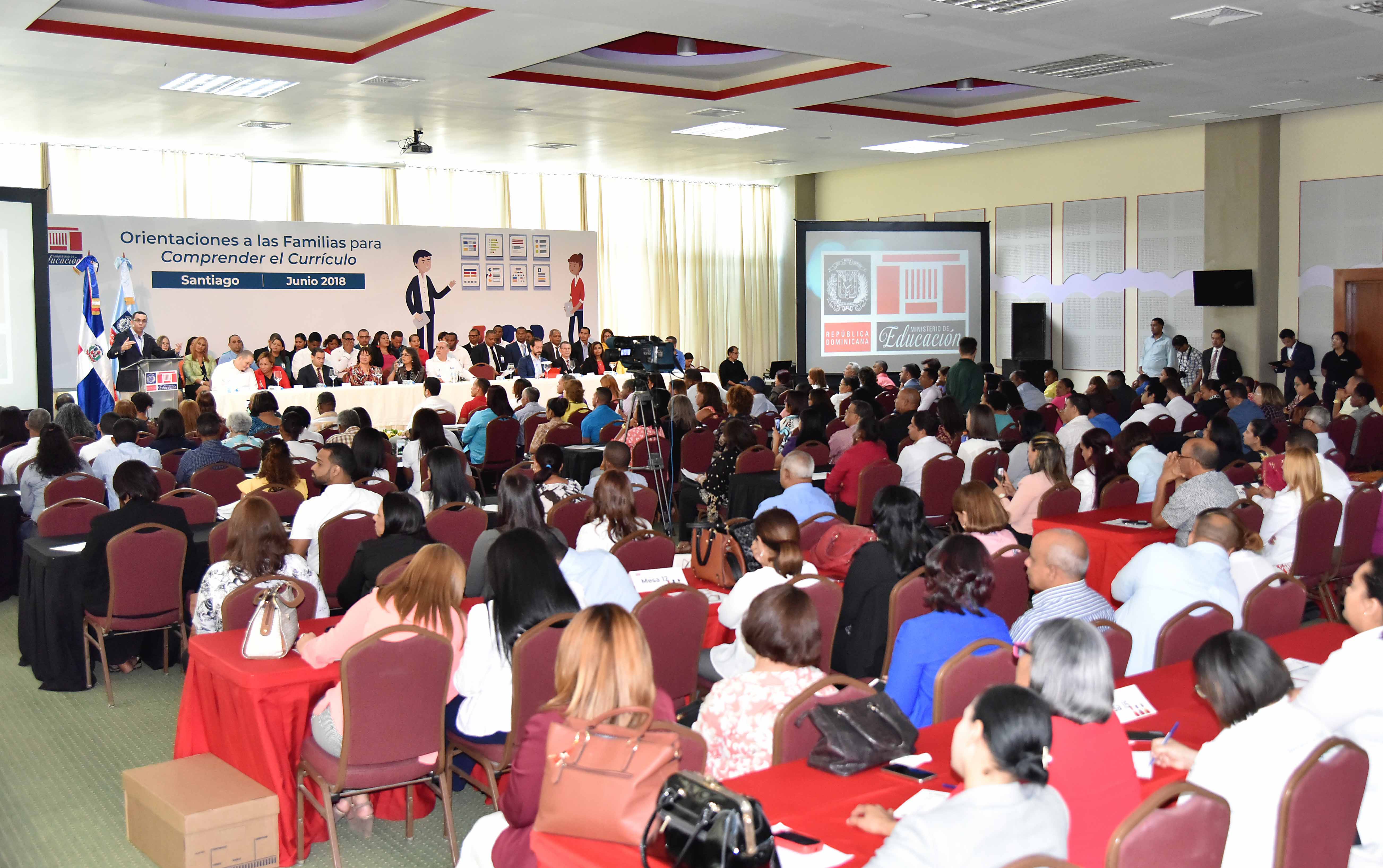  imagen Ministro Andr&eacute;s Navarro desde podium &nbsp;se dirige a cientos de miembros de las APMAES&nbsp; 